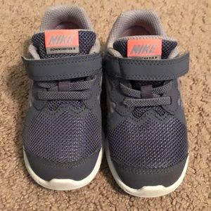 Toddler Nike’s size 6